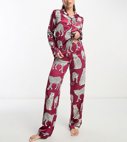 Tall - Pyjama avec haut à col à revers et pantalon en satin de qualité supérieure - Imprimé léopard lie-de-vin - Chelsea Peers - Modalova