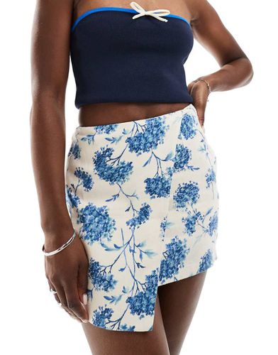 Jupe-short portefeuille courte en lin mélangé à fleurs - Abercrombie & Fitch - Modalova