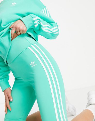 Adicolor - Short legging à trois bandes - Vert - Adidas Originals - Modalova