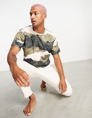 Adidas - T-shirt de yoga imprimé encre - Blanc et kaki - adidas performance - Modalova