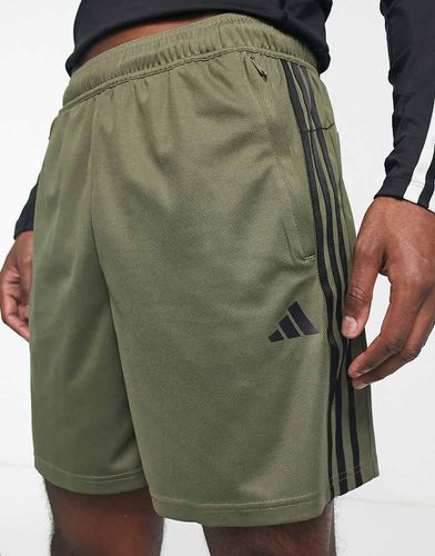 Adidas Training - Essentials - Short de sport à 3 bandes - Kaki - Adidas Performance - Modalova