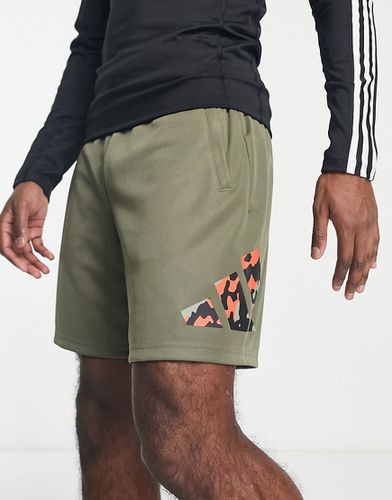 Adidas Training - Short 7 pouces avec logo 3 bandes à motif camouflage - Kaki - Adidas Performance - Modalova
