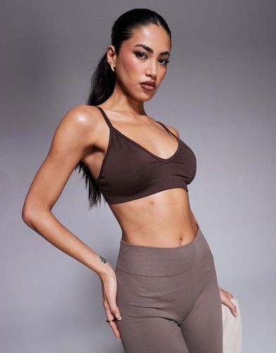 Active Intimate - Brassière de sport maintien léger sans coutures - Cacao - Asos 4505 - Modalova