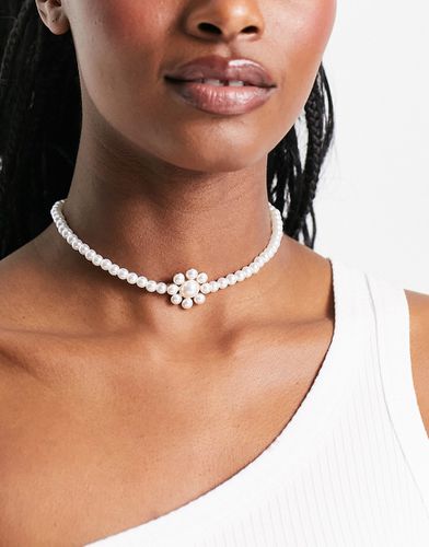 Collier tour de cou avec détail fleur en perles fantaisies - Asos Design - Modalova