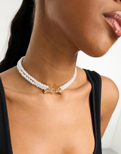 Collier court à perles nacrées avec pendentif chérubins et caur - Asos Design - Modalova
