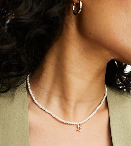 Collier de perles fantaisie en en plaqué or 14 carats avec signe astrologique Gémeau et pochette cadeau - Asos Design - Modalova
