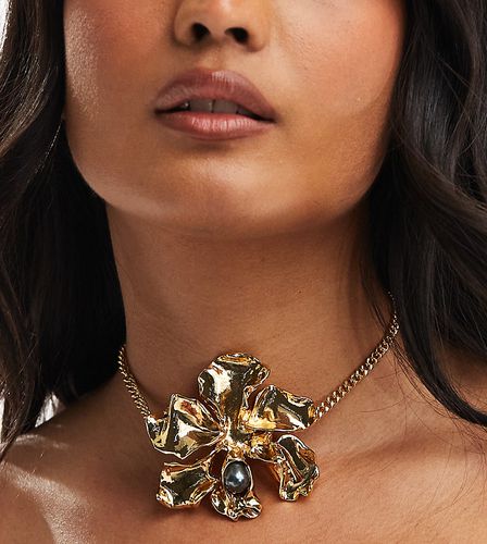 Collier ras du cou en plaqué or 14 carats avec fleur et fausse perle - Asos Design - Modalova