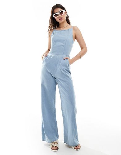 Combinaison minimaliste en jean doux avec lanières au dos - Bleu moyen - Asos Design - Modalova