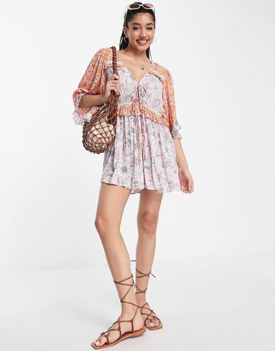 Combishort noué sur le devant avec empiècement en dentelle et imprimés à fleurs variés - Asos Design - Modalova