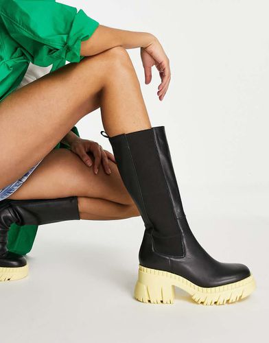 Capricorn - Bottes chelsea montantes à semelle chunky en cuir de qualité supérieure - Noir/jaune - Asos Design - Modalova