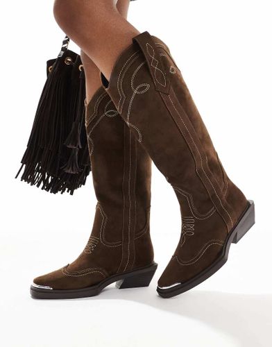 Celeste - Bottes montantes plates style santiags en imitation daim - Chocolat - Asos Design - Modalova