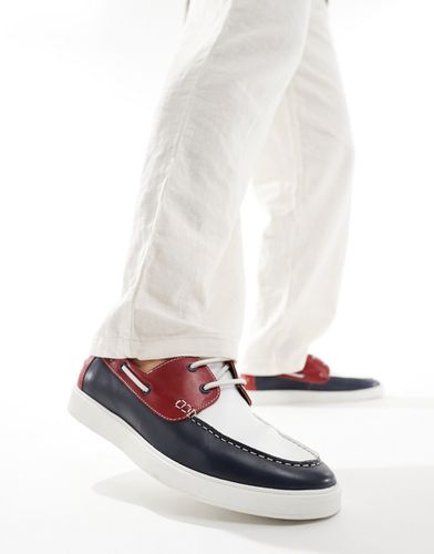 Chaussures bateau en daim avec détails rouges et blancs - Bleu marine - Asos Design - Modalova