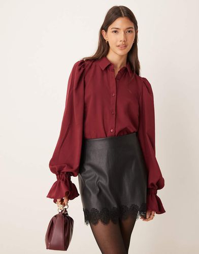 Chemise avec manches volumineuses et poignets à volants - Bordeaux - Asos Design - Modalova