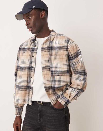 Chemise courte oversize en flanelle à carreaux - Beige - Asos Design - Modalova