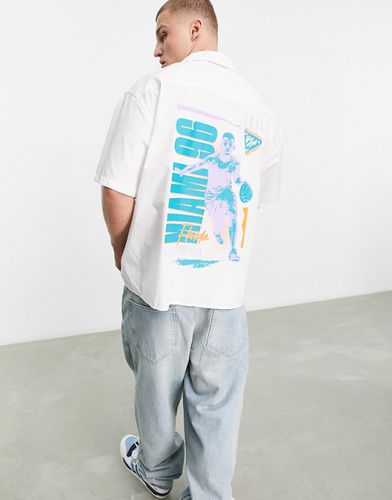 Chemise oversize coupe carrée avec col à revers et imprimé basketball au dos - Asos Design - Modalova