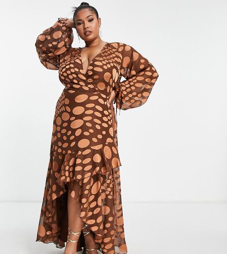 Curve - Exclusivité - Robe portefeuille longue en satin avec lien à nouer à la taille et motif pois tissé en jacquard - Bronze - Asos Design - Modalova