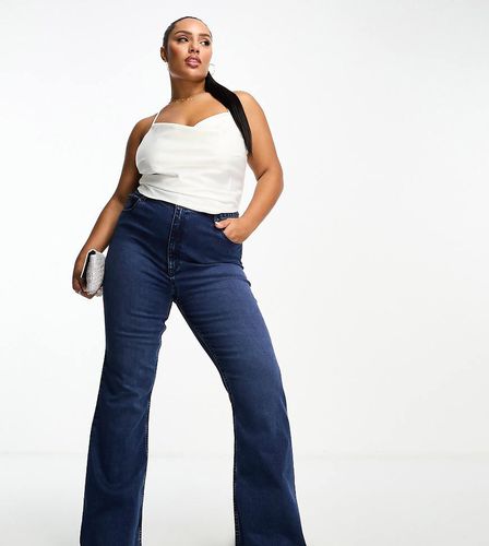 ASOS DESIGN Curve - Jean évasé et sculptant en tissu power stretch - foncé - Asos Curve - Modalova