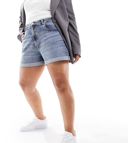 ASOS DESIGN Curve - Short mom confort en jean - moyen délavé - Asos Curve - Modalova