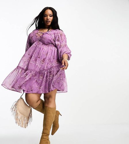 ASOS DESIGN Curve - Robe courte en plumetis à manches chauve-souris et ourlet peplum avec bord en dentelle et motif fleuri - Lilas - Asos Curve - Modalova