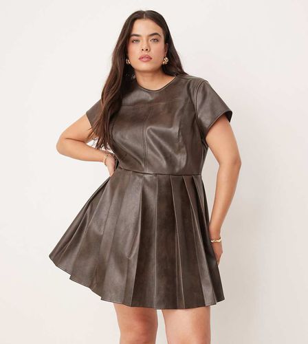 ASOS DESIGN Curve - Robe courte plissée à double à coutures en imitation cuir - Chocolat - Asos Curve - Modalova