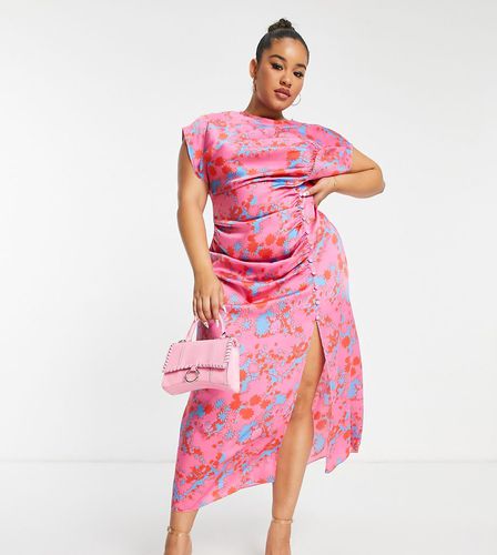 ASOS DESIGN Curve - Robe froncée longue en satin imprimé fleuri à mancherons avec boutons sur le côté - Rose - Asos Curve - Modalova