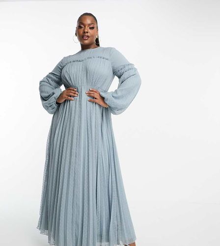 ASOS DESIGN Curve - Robe longue plissée en mousseline effet plumetis avec coutures volantées - pâle - Asos Curve - Modalova