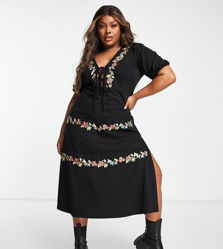 ASOS DESIGN Curve - Robe mi-longue nouée sur le devant, à volants et à broderie fleurs - Asos Curve - Modalova