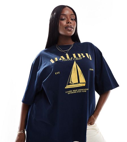 ASOS DESIGN Curve - T-shirt coupe boyfriend avec imprimé Malibu et voilier - Asos Curve - Modalova
