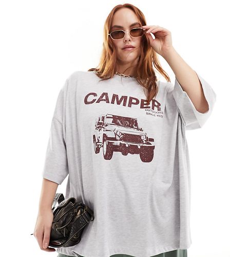 ASOS DESIGN Curve - T-shirt oversize à motif Camper Outdoors - glacé chiné - Asos Curve - Modalova