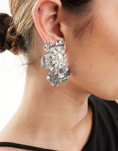Boucles d'oreilles avec fleur texturée ornée de perles - Asos Design - Modalova
