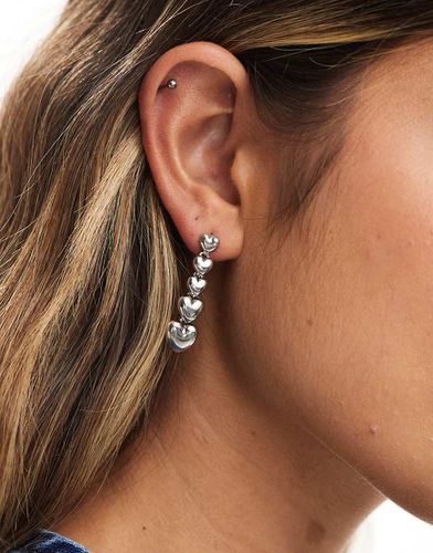 Boucles d'oreilles avec pendant caurs alignés - Asos Design - Modalova