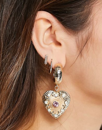 Boucles d'oreilles avec pendentifs caurs avec cristaux roses - Asos Design - Modalova