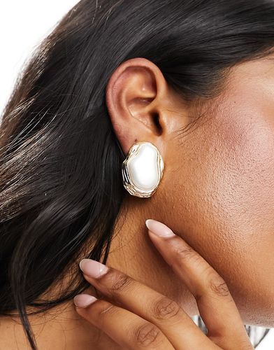 Boucles d'oreilles avec perle fantaisie - Asos Design - Modalova