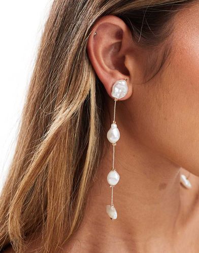 Boucles d'oreilles pendantes avec perles nacrées naturelles et chaîne fine - Asos Design - Modalova