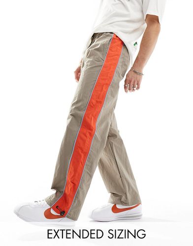 Bas de survêtement baggy en nylon avec bande latérale orange - Marron - Asos Design - Modalova