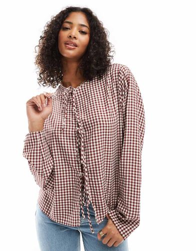 Blouse nouée devant à manches longues - Vichy bordeaux - Asos Design - Modalova