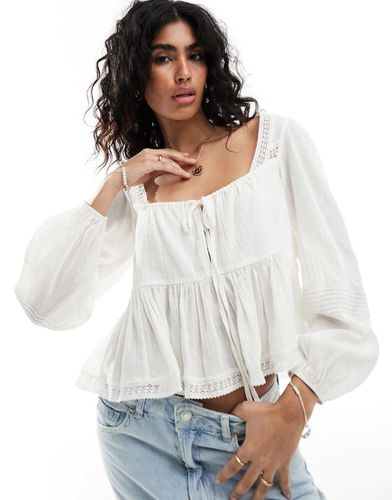 Blouse à manches longues et encolure carrée avec empiècements en dentelle et à basques - Crème - Asos Design - Modalova