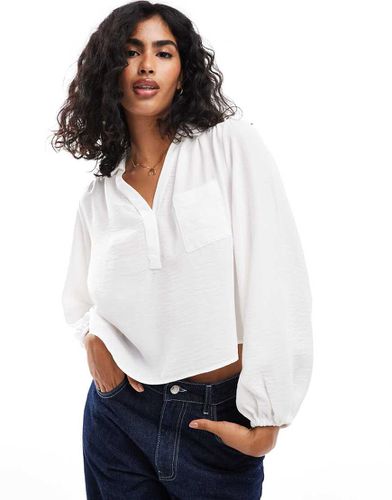 Blouse douce avec poche et col en V - Ivoire - Asos Design - Modalova