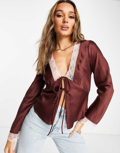 Blouse en satin nouée devant à empiècement en dentelle - Chocolat - Asos Design - Modalova