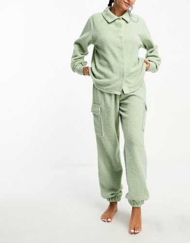 Ensemble confort avec pantalon de jogging et chemise imitation peau de mouton - Sauge - Asos Design - Modalova