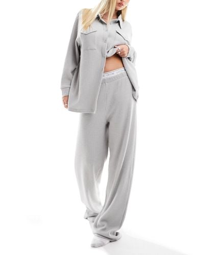 Ensemble confort avec pantalon et chemise texturés gaufrés - Asos Design - Modalova
