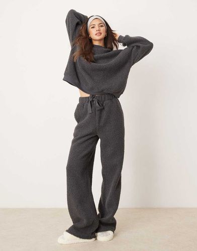 Ensemble confort avec sweat et pantalon ample en imitation peau de mouton - Asos Design - Modalova