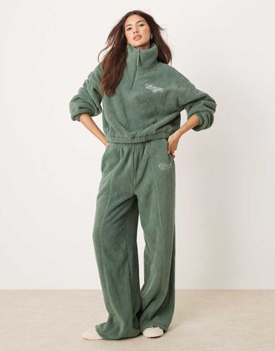 Ensemble confort en micropolaire avec sweat à col zippé et pantalon large avec bords contrastants - Asos Design - Modalova