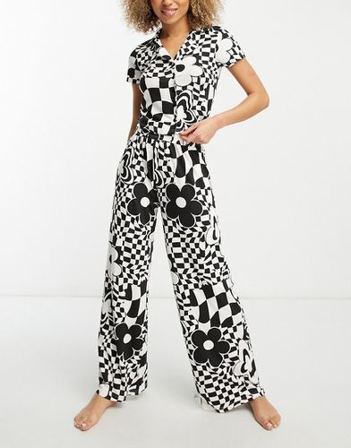 Ensemble de pyjama avec chemise et pantalon en viscose à fleurs et damier - Noir et blanc - Asos Design - Modalova
