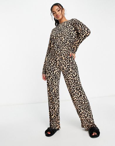 Ensemble de pyjama en viscose avec top manches longues et pantalon large à imprimé léopard - Asos Design - Modalova