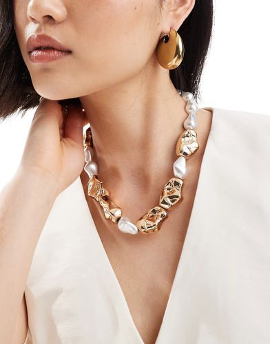 Édition Limitée - Collier avec perles nacrées fantaisie et perles martelées - Asos Design - Modalova