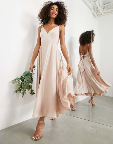 L'invitée - Robe mi-longue en satin avec liens noués dans le dos - Pêche - Asos Design - Modalova