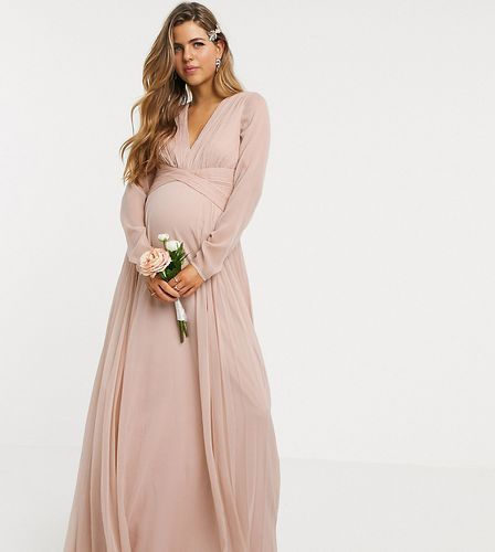 ASOS DESIGN Maternity - Robe de demoiselle d'honneur longue froncée à la taille avec manches longues et jupe plissée - Blush - Asos Maternity - Modalova