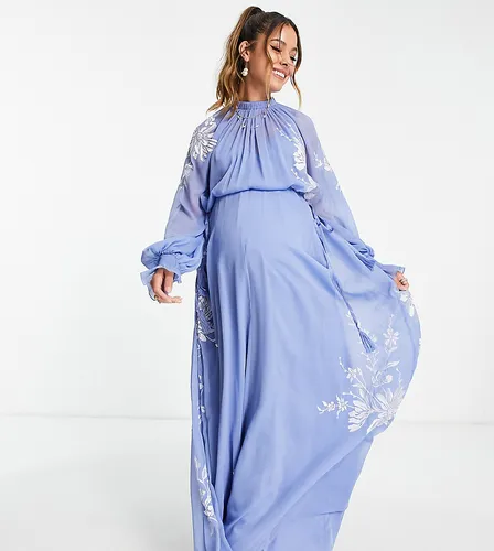 ASOS DESIGN Maternity - Robe longue nouée à la taille avec col montant et broderies fleurs au pochoir - Asos Maternity - Modalova