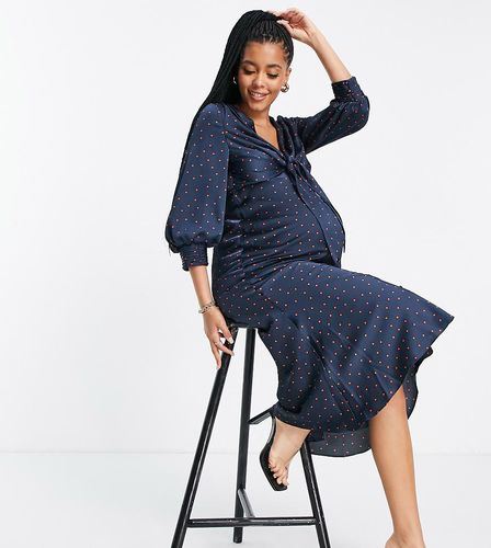 ASOS DESIGN Maternity - Robe mi-longue en satin nouée à l'avant avec boutons - Micro-pois - Asos Maternity - Modalova